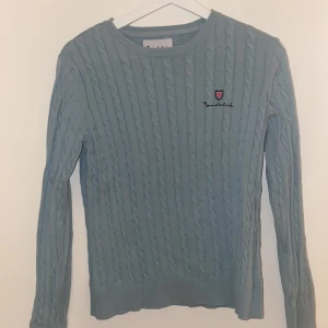 Kabelstickad tröja - Super fin kabelstickad tröja! Använd fåtal gånger, bra skick