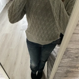 Stickad grön trjöja - Stickad grön tröja från Isolde