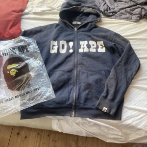 Bape hoodie  - Tjena säljer en bape hoodie ”go ape” full zip riktigt skön och snygg  Skick: 10/10  110% äkta  Vid frågor och funderingar är de bara att skriva 