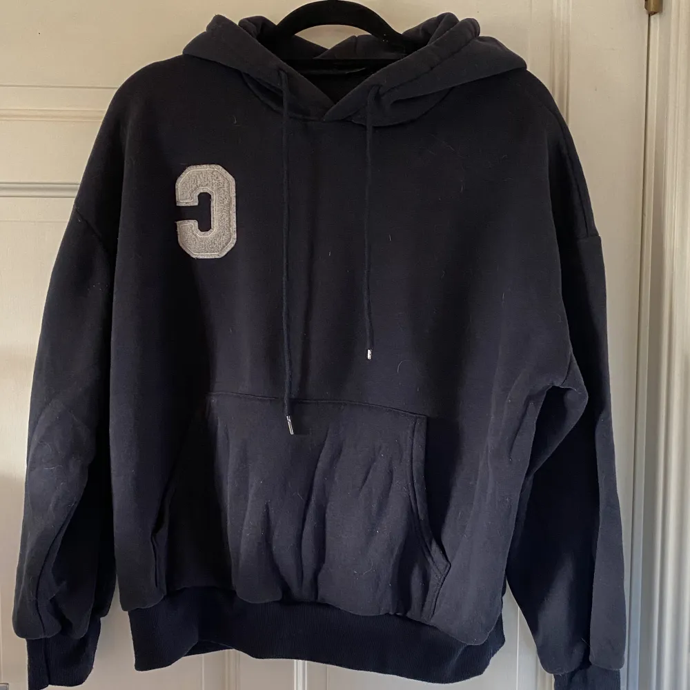 En tjock mörkblå hoodie som använts en gång behöver en ny användare. Pris:99, Storlek:S💕. Hoodies.