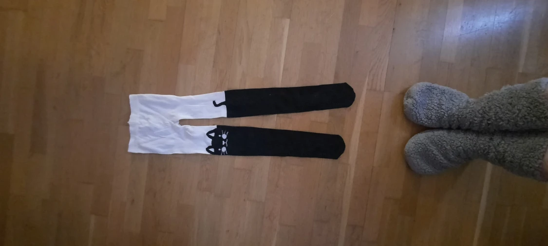 Oanvända strumpbyxor med katt