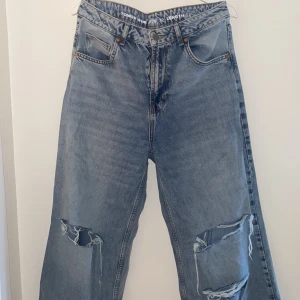 Straightleg Jenas - Super fina straightleg jenas! Byxorna är uppsydda, passar dom som är ca 160 lång