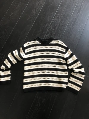 Randig tröja hm - Broderad hm tröja som e randig👍🏻❤️ Den e i XS men skulle säga att den är oversized 