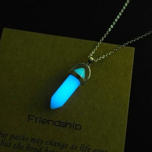 Kristall halsband som lyser i mörkret  - Denna har jag inte använt eftersom jag använder guld nu för tiden, men den lyser starkt och fint i mörkret💙