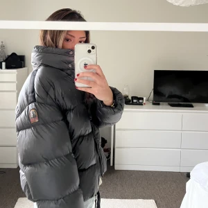 Parajumper pufferjacka!🖤🙌 - Supersnygg pufferjacka från Parajumper, köpt för drygt 2-3 år sedan i butik för ungefär 6000kr. Den är i mycket bra skick och försiktigt använd🖤Inuti jackan finns en qr kod som visar dess äkthet och kan givetvis skicka fler bilder. Pris kan diskuteras!👌🏻