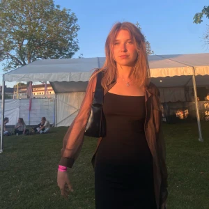 Svart klänning - Nu säljer jag denna skims dupe klänning från Gina tricot då jag råkade beställa 2 st! Aldrig använd och lappen sitter kvar!❤️