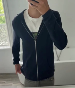 Tunn zip cardigan - Säljer min zip tröja från lindbergh eftersom den inte passar mer