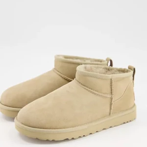 Beiga uggs - Beiga uggs, äkta! Oanvända, säljer då jag har svarta och använder dem mer