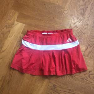 Säljer en jättesöt tenniskjol( kjol med insydda shorts) från adidas. 💓 