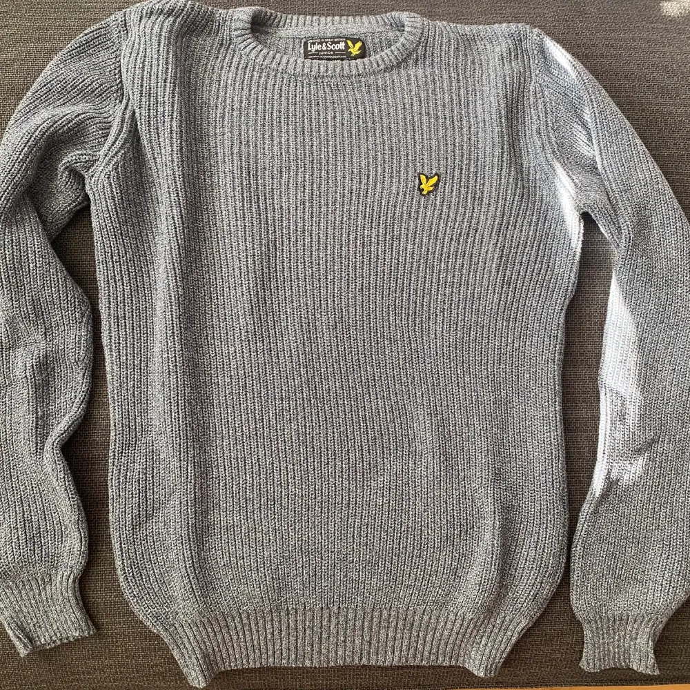 Lyle & scott tröja i storlek Xs/S (14-15år). Knappt använd så i väldigt fint skick. Färgen heter Denim blue marl. . Tröjor & Koftor.