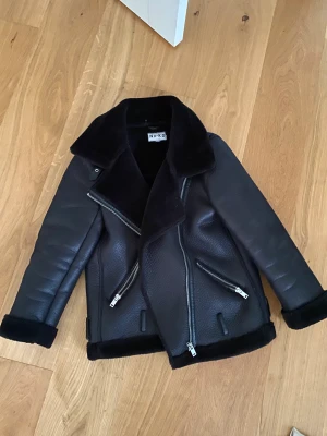 Nakd svart höst/vinterjacka - Nakd svart höst/vinterjacka i storlek 34 där det är inte skador och man håller sig varm