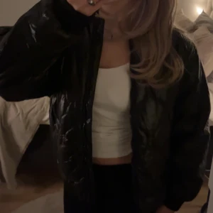 svart jacka!🩶🩶 - Jättesnygg jacka från HM! 😍 Jackan är i nyskick och i stl xs!  Den är varm och jätteskön, men kommer tyvärr inte till andvändning!🩷  Köparen står för frakt men kan mötas upp i Uppsala💞💞 