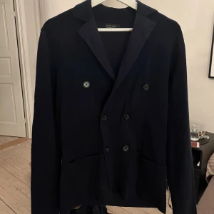 Zara overshirt - Marinblå overshirt/kavaj från zara i storlek M. Bra skick. Säljer då den inte används så mycket längre. Hör av er vid funderingar 😎😎