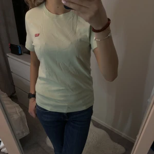 Levi’s t-shirt - Basic Levi’s t-shirt, helt oanvänd med prislappen kvar. Storlek M men skulle säga att den passar mycket bra på mig som bär XS/S. Skriv vid frågor/bilder💗Pris kan diskuteras!❤️