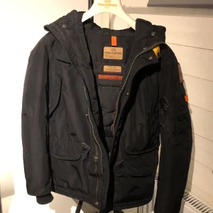 Parajumper jacka - Säljer nu min parajumper jacka, skick 9,5/10 varit försiktigt med jackan så den har inga som helst defekter/skador. Prisvärt köp då materialet är starkt och tjockt vilket håller dig varm under vintern. Passar mig som är 172 kvitto medföljer (äkta).