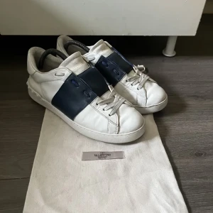 Valentino  - Säljer ett par valentino skor i bra skick det är helt felfria men använda ett tag så lite svanker, dustbag följer med storlek 39 men sitte absolut som 40 | skriv vid frågor 