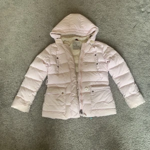 Moncler jacka  - Säljer denna jättefina moncler jacka då den har blivit för liten❤️ Den är nästan oanvänd i bra skick.