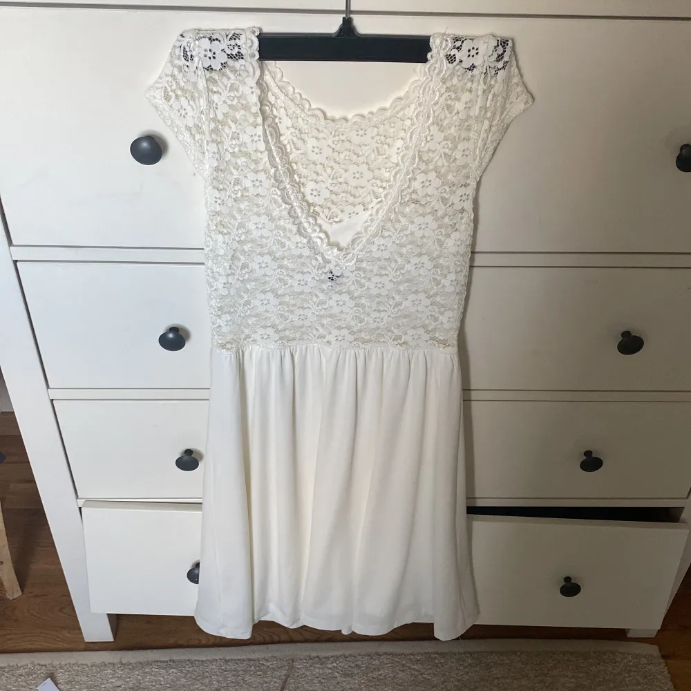 För er som går konfa eller bara vill ha en fin vit klänning så passar denna jätte bra, jag hade denna som fin klänning till ett dop. Storlek S. Klänningar.