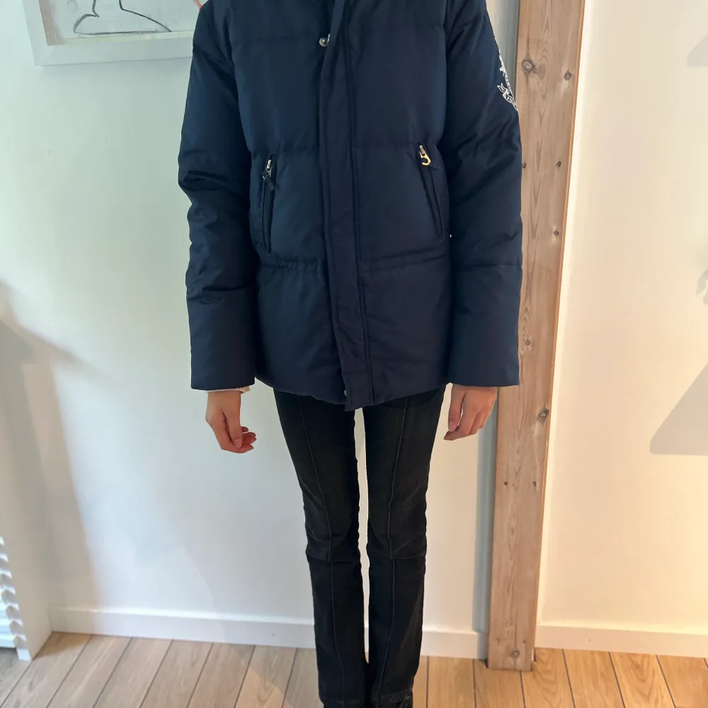 Ralph Lauren vinterjacka i mycket fint skick säljes.  Färg: mörkblå  Storlek: 12-14 år. Jackor.