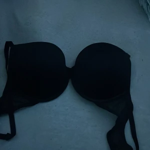 Svart bh - En normal basic svart bh som är i ett jätte bra skick men använd ungefär två gånger. Den har även pushup 