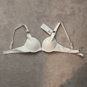 Hunkemöller push up Bikini! - Jättefin vit push up bikini från hunkemöller!❤️ aldrig använd och ordinarie pris är 400kr🥰