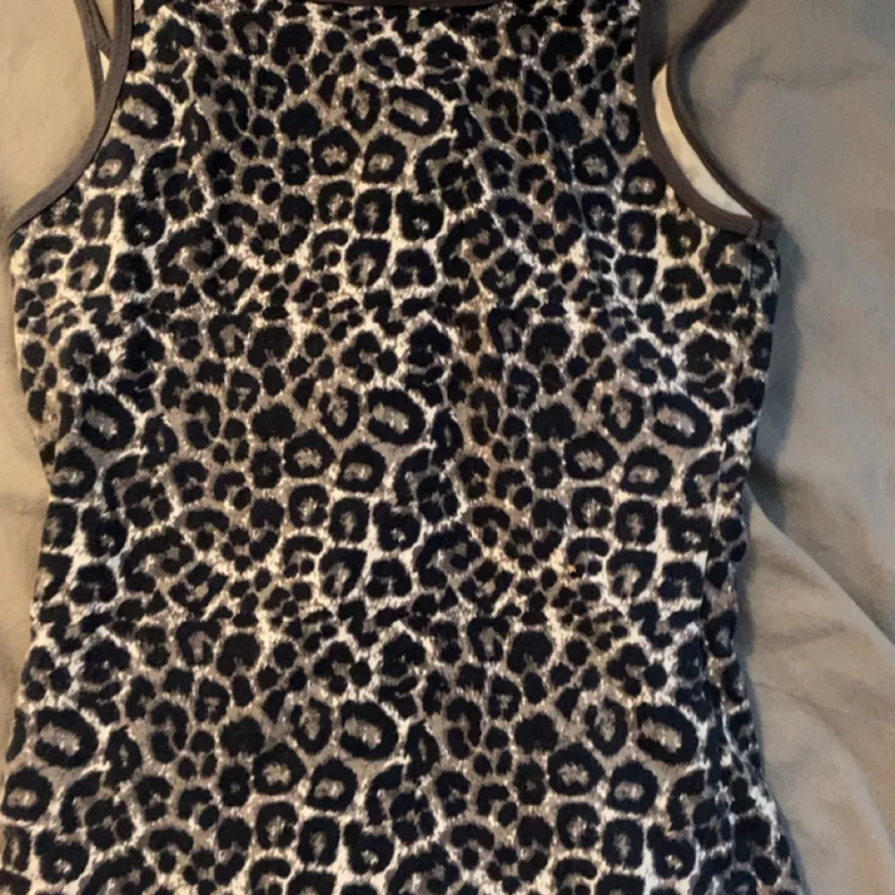 Ett jätte jätte jättefint leopard linne som inte kommer till användning nåmer, använd ett par gånger men inga defekter alls🙏. Toppar.