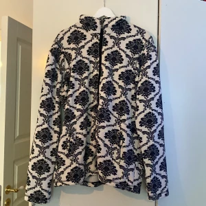 Svartvit kofta  - Bra skick 