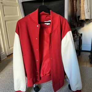Weekday varsity jacket  - Köpt för 2.5 år sedan och använd 3 gånger typ. Nypris 799kr. Size M. Fakeläder 