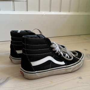 Säljer dessa Vans Sk8-Hi som jag köpte för några år sen, men som tyvärr inte kommit till användning!