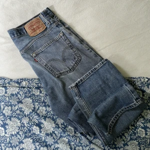 Levis jeans - Slitningar på partierna ovanför hälarna. Ska mäta midjans omkrets och uppdaterar exakt storlek! Herrmodell 550
