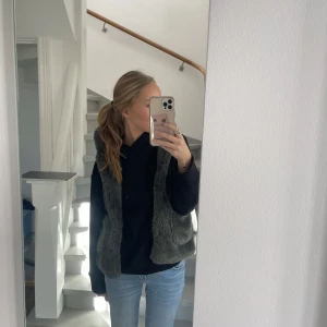 Pälsväst  - Grå pälsväst från zara, superfin och asmjuk!!! Så najs, den är i barnstolen men passar mig jättebra som brukar ha xs-s