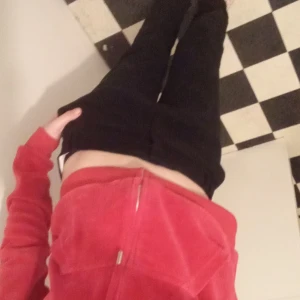 Kostymbyxor  - Hej säljer dem hära jätte fina kostymbyxorna ifrån mango perfekt till hösten och vintern, dem är i storlek 34 men skulle kunna passa en 32 också. Och dem är Low waist svarta❤️