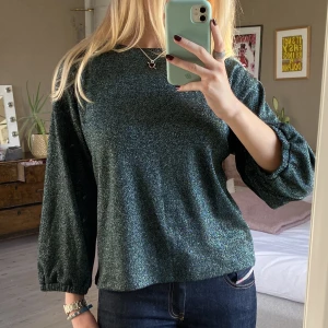 Zara topp - Grön topp med glitter från Zara💛