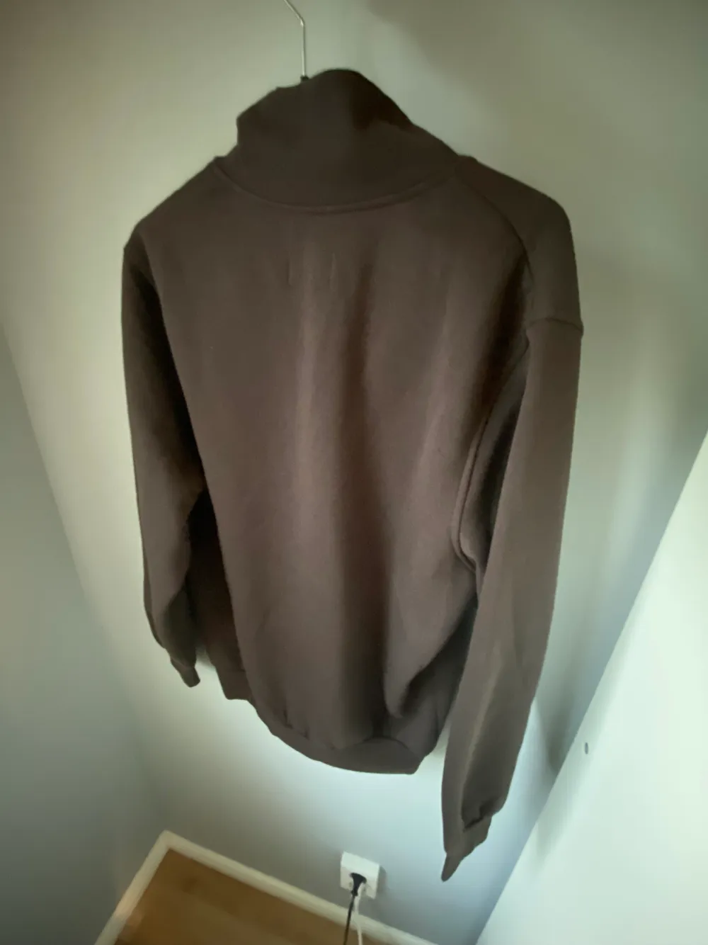 Säljer denna Half Zip tröjan då den  jag växt ur den. Den är som helt ny och i perfekt skick. . Hoodies.