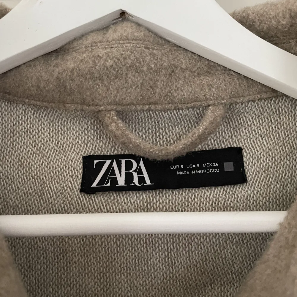Superfin skjortjacka som är köpt på Zara förra året. Jackan är i stl S men är oversized. Funkar både som vår och höstjacka💓💓. Jackor.