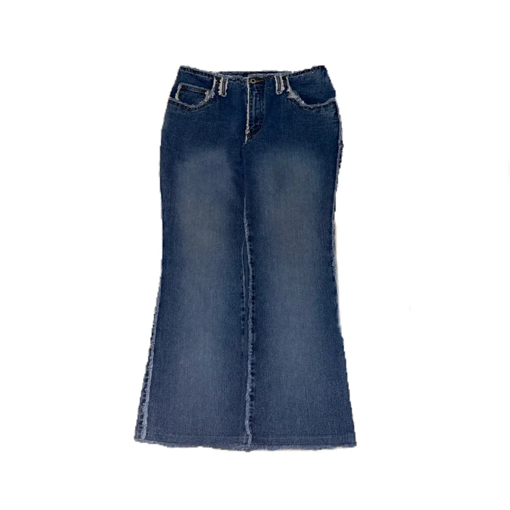 Blåa baggy bootcut jeans, sömmarna är utspretade (designade så) vintage . Jeans & Byxor.