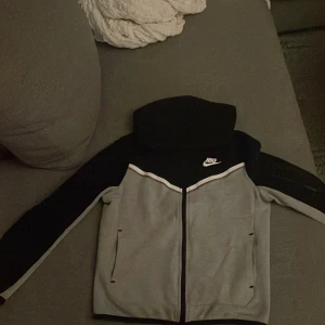 Nike tech fleece hoddie gray/black  - Nike tech fleece hoddie gray/black storl 137-147cm skick 8/10 