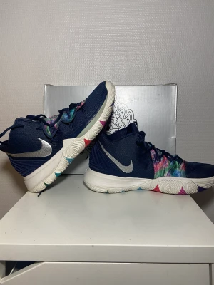 Nike Kyrie 5 EP 'Galaxy' - Bra skick  Nypris: 3,300kr  