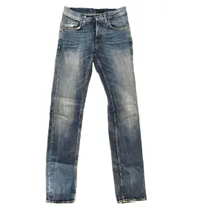 Jeans från tiger of sweden med riktigt skön vintage tvätt, storlek W 31 L 34 med passform slim. Skick 9/10, nypris 1800. Skriv vid funderingar🙌