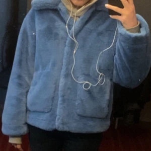 Blå fluffig jacka💙 - Så mysig och varm jacka perfekt till höst/vinter💙🌟