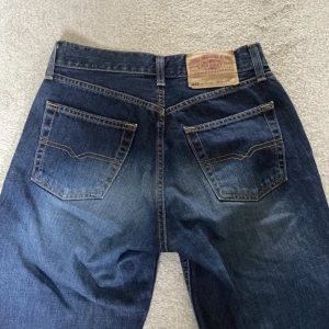 Midwaist jeans  - Nyskick, skriv för fler bilder pris kan diskuteras 🩷Passar mig som är 160.  Köpta second hand därav vet jag inte riktigt vad det är för märke men se bild 3 för logga. Kan va det som står där 😇 