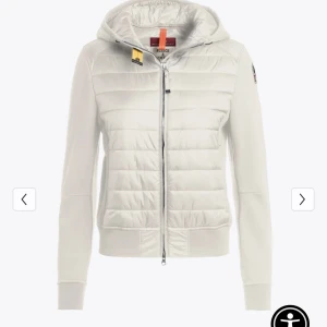 Parajumper jacka  - säljer min parajumper för ja knappt använder den. den är ca 1 år gammal använd fåtal gånger. Den har små små fläckar på handlederna på undersidan ( syns knappt ) den är i storlek S. NYTT pris 4700kr.  Pris kan diskuteras vid snabb affär❗️❗️❗️