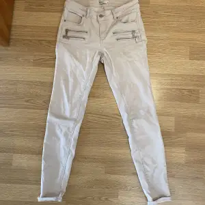 Skinny byxor i mjukare, jeans liknande material men snygga silvriga fake fickor på framsidan, köpta från gina tricot i gott skick.