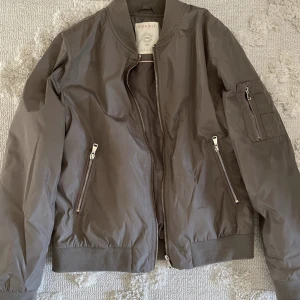 Bomberjacka - Jättesnygg grå esprit bomberjacka i nyskick!