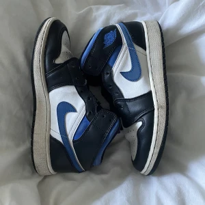 Air Jordan 1 mid  - White Black Royal Jordans i bra skick. Skorna är äkta och är köpta för ca 2000 men väljer nu att sälja pga att de inte kommer till användning. Självklart medföljer snören. Kan tänka mig att gå ner i pris⭐️