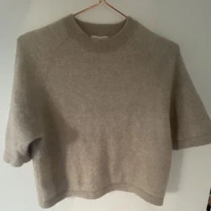 Other Stories Stickad - säljer denna populära other stories stickade tröjan🫶🏼använd ett antal gånger, den är i jättebra skick, köpt för 700 kr ish i butik
