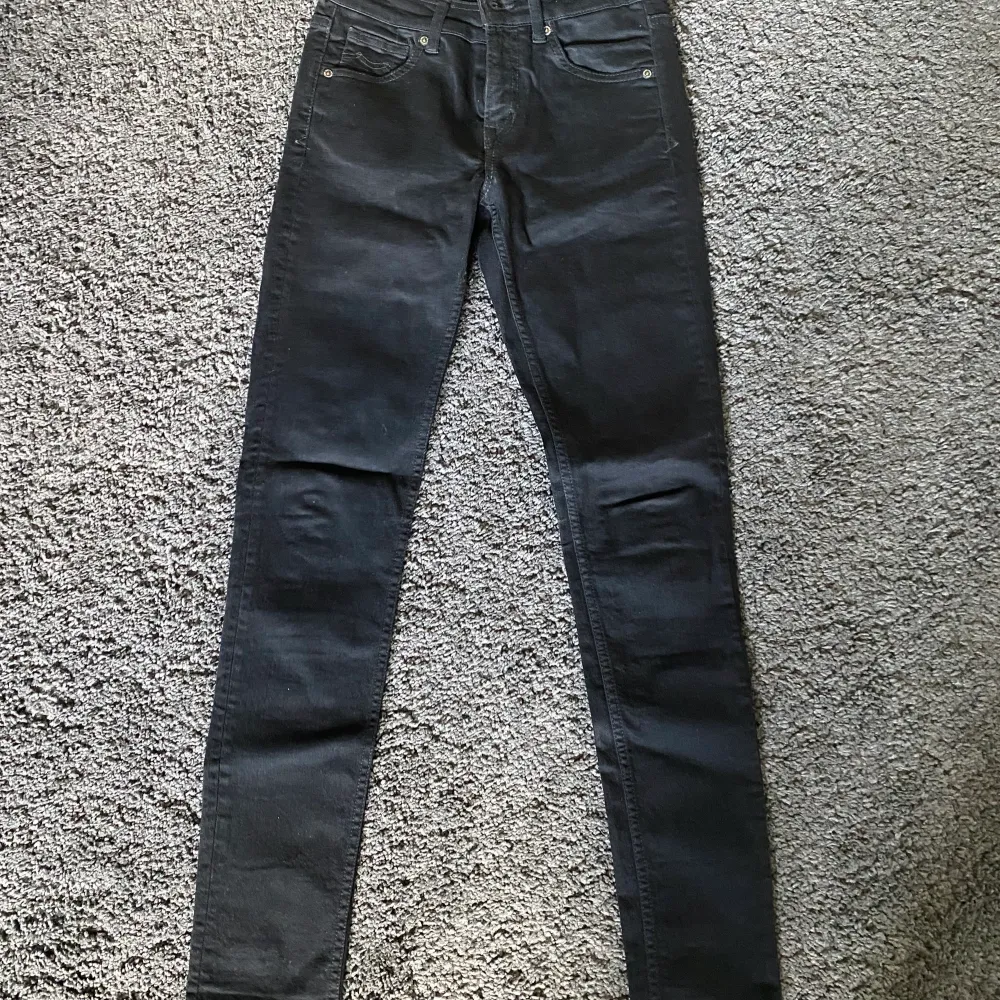 Svarta jeans från Kings of Indigo. Skinny jeans som är använda ett fåtal gånger! Hittar ingen storlek på jeansen men skulle tippa på W25/26 och L32. Jeans & Byxor.