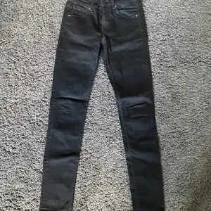Svarta jeans från Kings of Indigo. Skinny jeans som är använda ett fåtal gånger! Hittar ingen storlek på jeansen men skulle tippa på W25/26 och L32