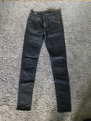 Jeans Kings of Indigo - Svarta jeans från Kings of Indigo. Skinny jeans som är använda ett fåtal gånger! Hittar ingen storlek på jeansen men skulle tippa på W25/26 och L32