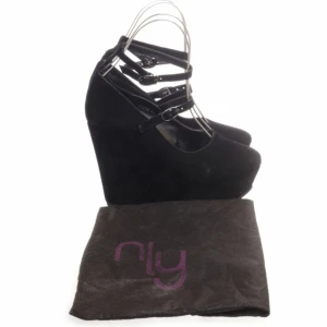 Nly svarta klackar / pumps - Super fina, köpta 2nd hand från Sellpy för 135kr i nyskick (lite slitage på dens straps), strl. 39 men mer som strl 38 så e för små för mig :( Säljer drf billigt, men skriv gärna oxå om du har en större storlek & är villig att byta <3